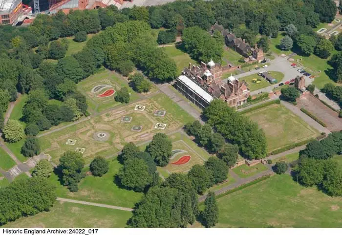 Foto de Logias vinculadas por paredes flanqueantes al frente este de Aston Hall - Historic England