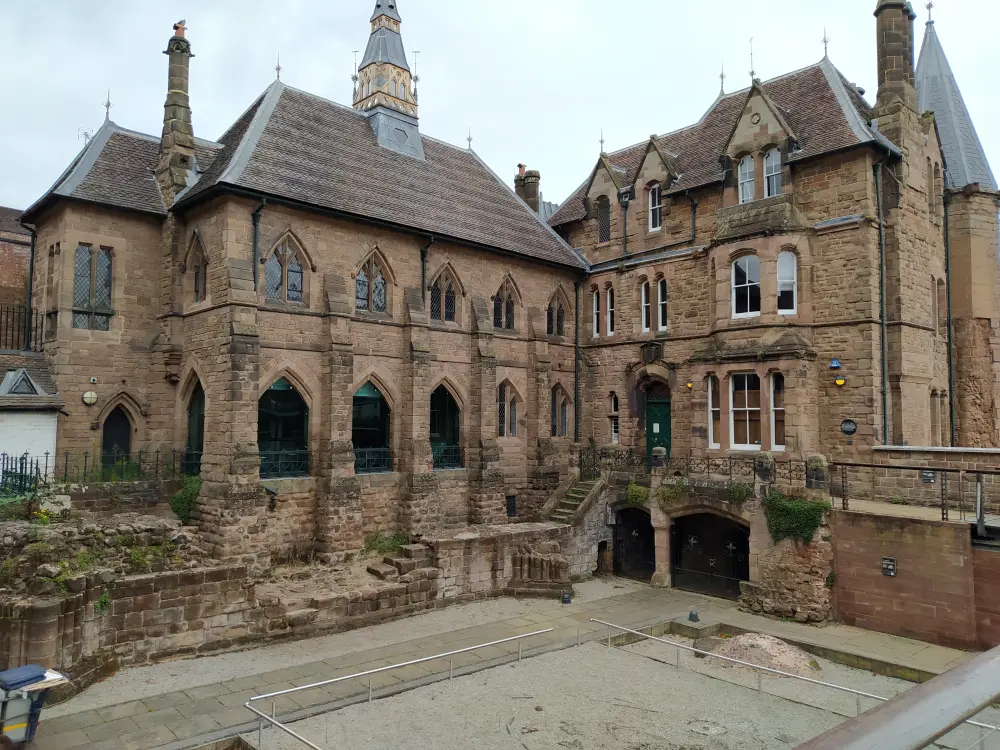 Foto de Restos del frente oeste, nave y pasillos de Coventry Priory - Historic England