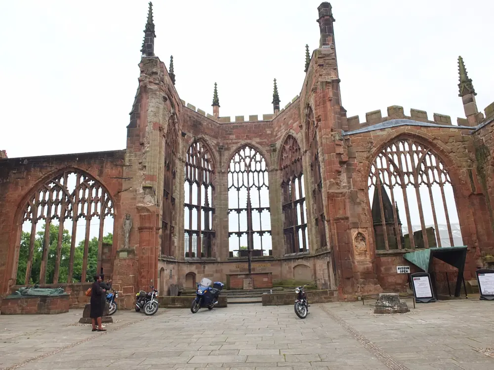 Foto de Iglesia de la Catedral en ruinas de San Miguel. - Historic England / Peter Manning