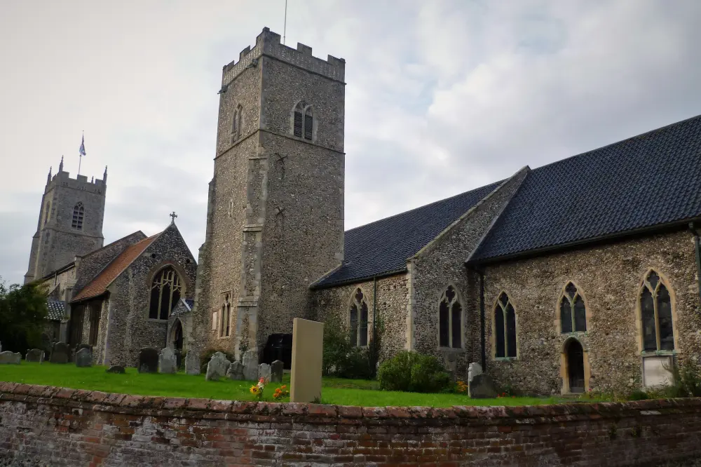 Foto de Iglesia de la Natividad de Santa María con Muro de contención de ladrillos al norte - Historic England