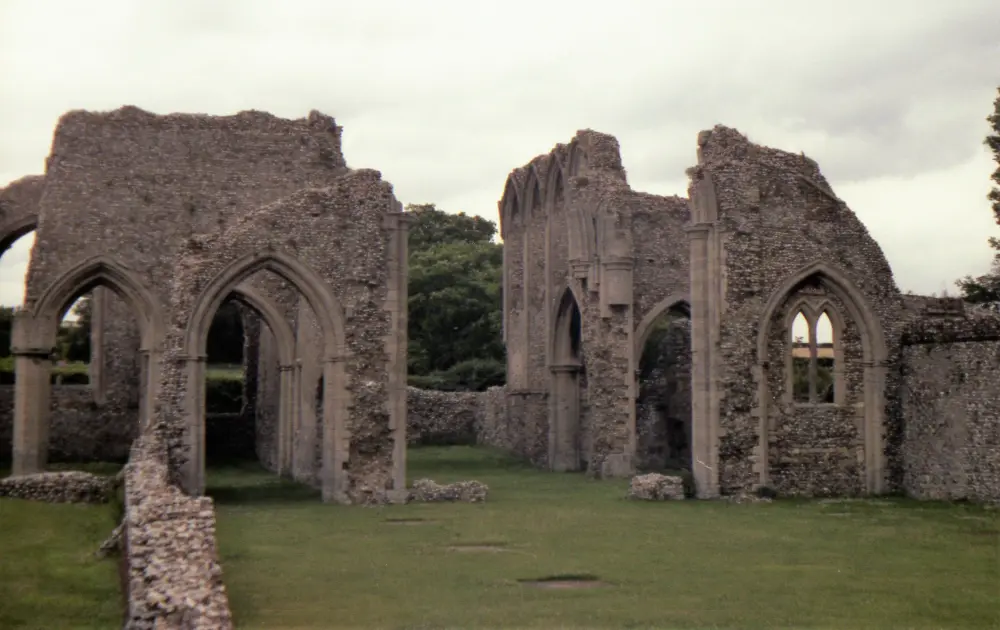 Foto de Restos de la iglesia de la abadía de crekeo - Historic England / Kevin Waterhouse