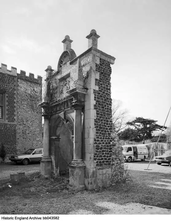Foto de Porche separado, en el patio - Historic England / Historic England Archive