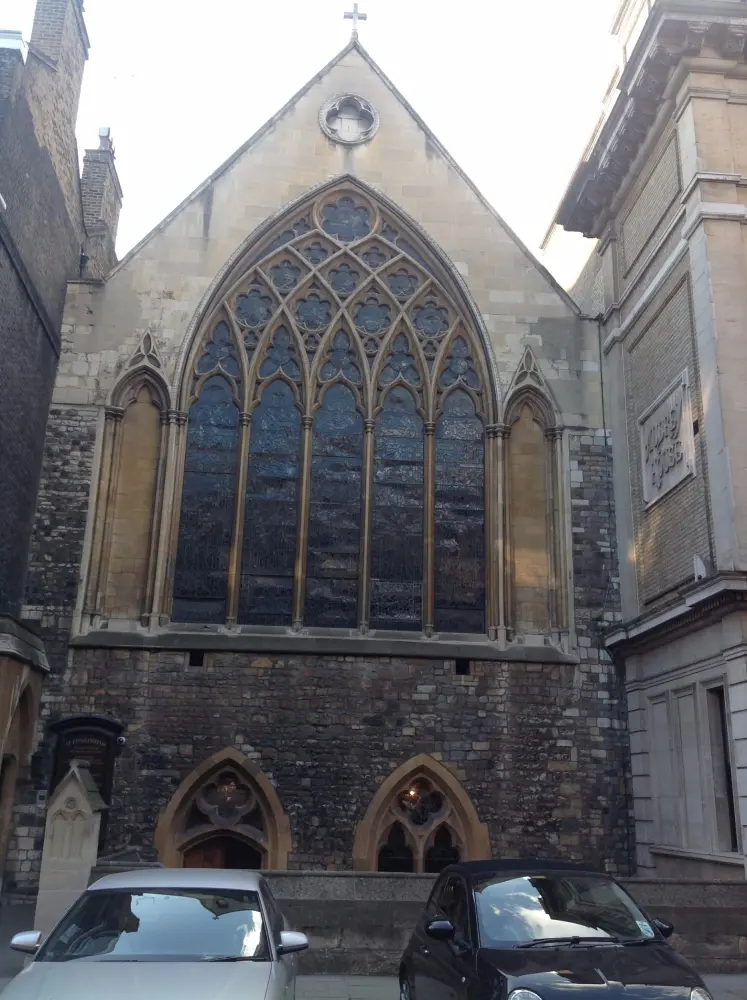 Foto de Iglesia Católica Romana de St Etheldreda y paredes y muelles adjuntos - Historic England / David Lovell