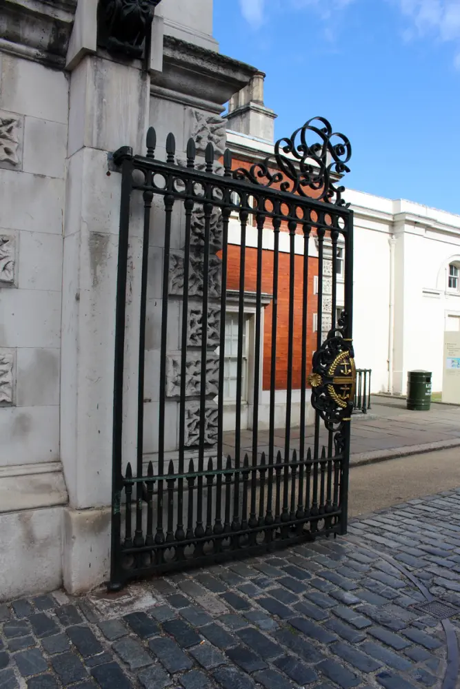 Foto de Royal Naval College Gates, Gate Piers and Lodges a West Entrance - Historic England / Charles Watson
