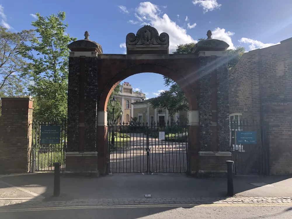 Foto de Archway de entrada y puertas en Pitzhanger Manor en North East End of Park - Historic England