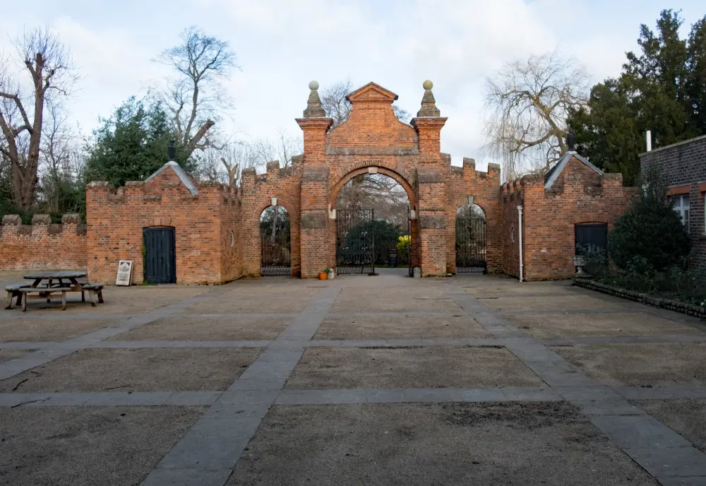 Foto de Muro de pantalla, puerta de enlace y pabellones norte al oeste de Forty Hall - Historic England / Julian Osley