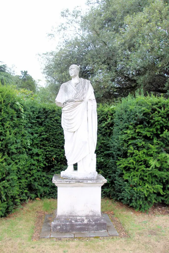 Foto de Tres estatuas masculinas de la villa de Hadrian en Chiswick Park - Historic England / Charles Watson