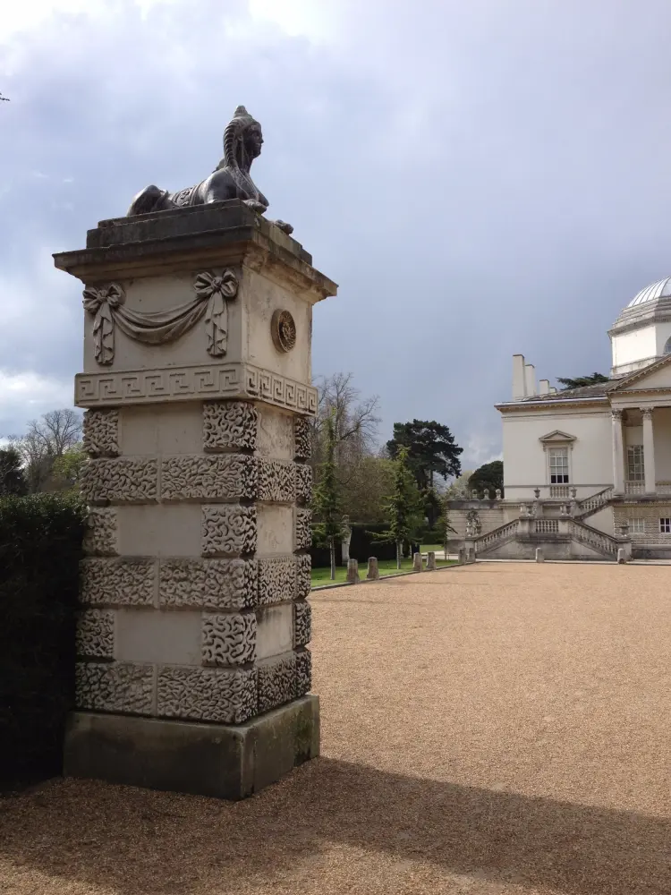 Foto de Muelles de entrada de piedra frente a Chiswick House - Historic England / Amanda  Hooper