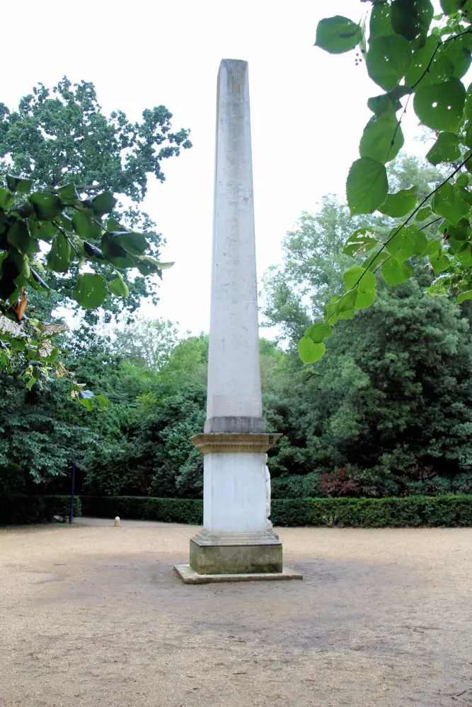 Foto de Obelisco en Chiswick Park al final de la avenida que se ejecuta hacia el oeste desde Temple - Historic England / Charles Watson