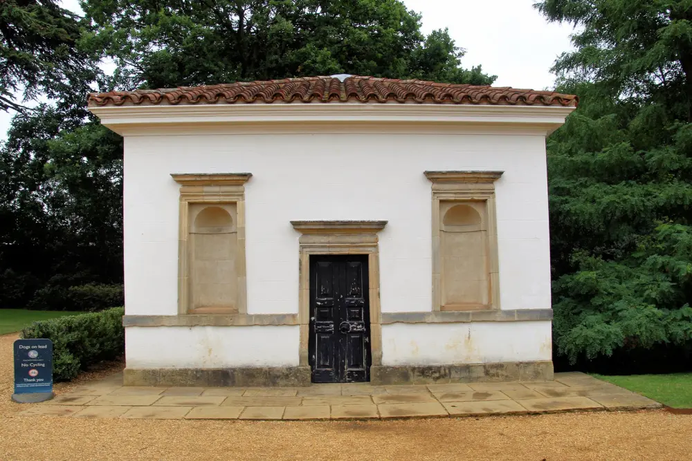 Foto de Casa de ciervos en Chiswick Park cerca del jardín italiano - Historic England