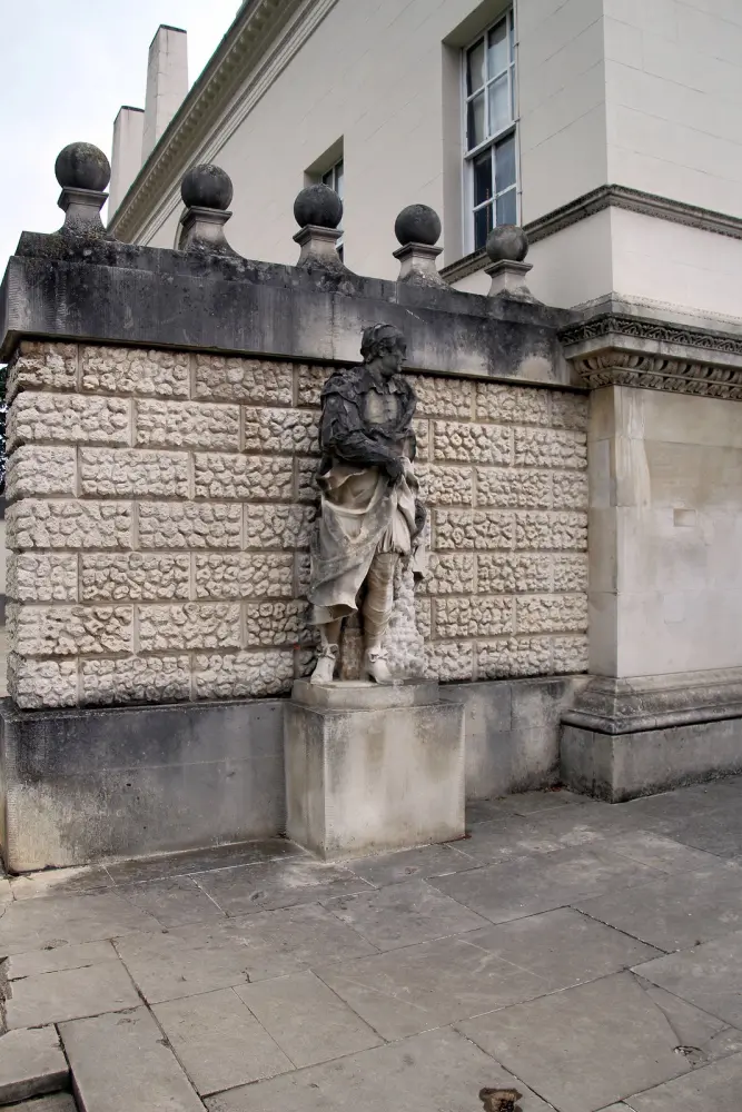 Foto de Dos estatuas flanqueando la casa de Chiswick - Historic England / Charles Watson