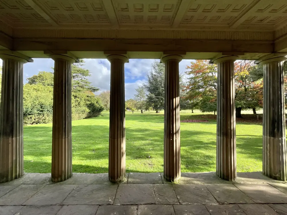Photo de Temple dorique à Shugborough Hall au nord de la maison - Historic England