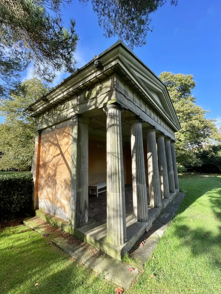 Photo de Temple dorique à Shugborough Hall au nord de la maison - Historic England