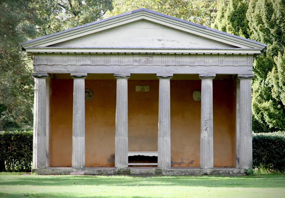 Photo de Temple dorique à Shugborough Hall au nord de la maison - Historic England