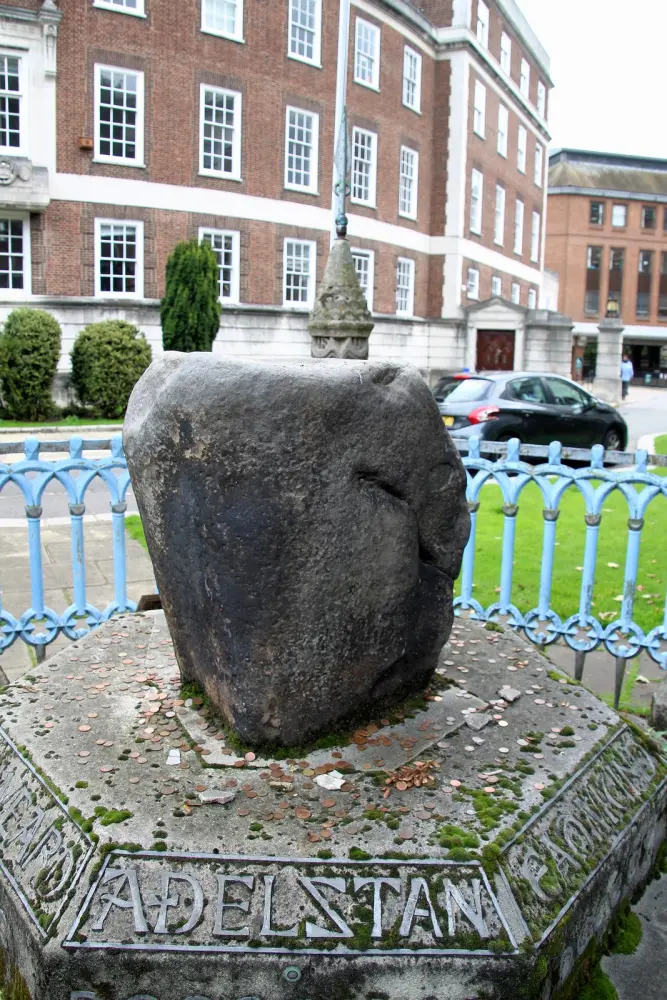Foto de Piedra de coronación - Historic England / Charles Watson