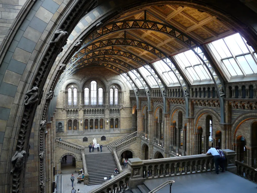 Foto de Museo de Historia Natural, Logia y puertas delanteras, puerta de enlace y barandas - Historic England / P Hampel