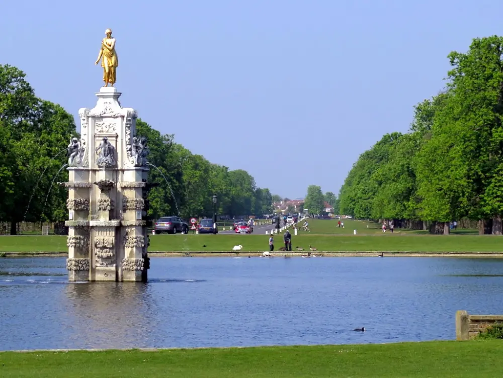Foto de Fuente de Arethusa o 'Diana' - Historic England