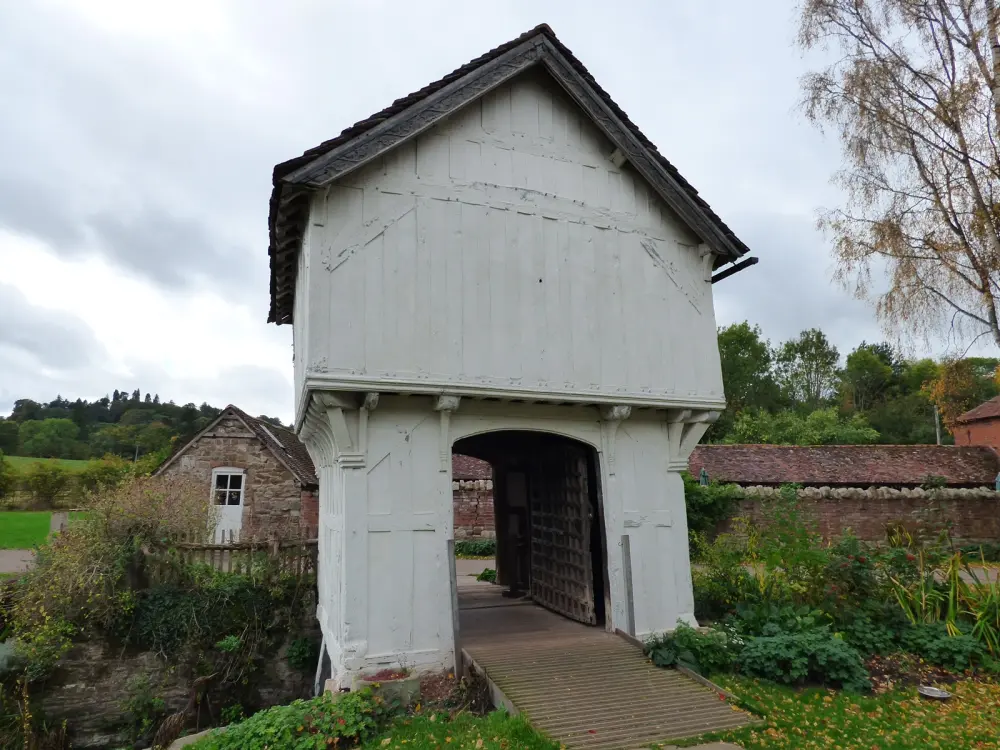 Photo de Gatehouse au sud-ouest de Lower Brockhampton House - Historic England
