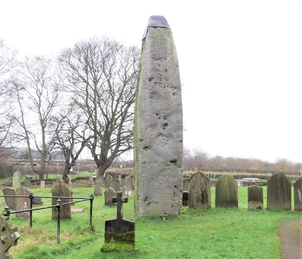 Photo de Monolithe à environ 7 mètres au nord de l'église de tous les saints - Historic England