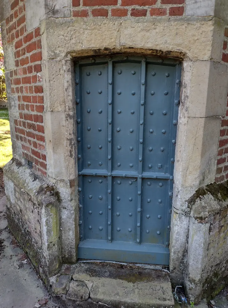 Photo de Gatehouse avec des murs et des ensembles de piles de porte adjacentes à l'avant de Burton Agnes Hall - Historic England