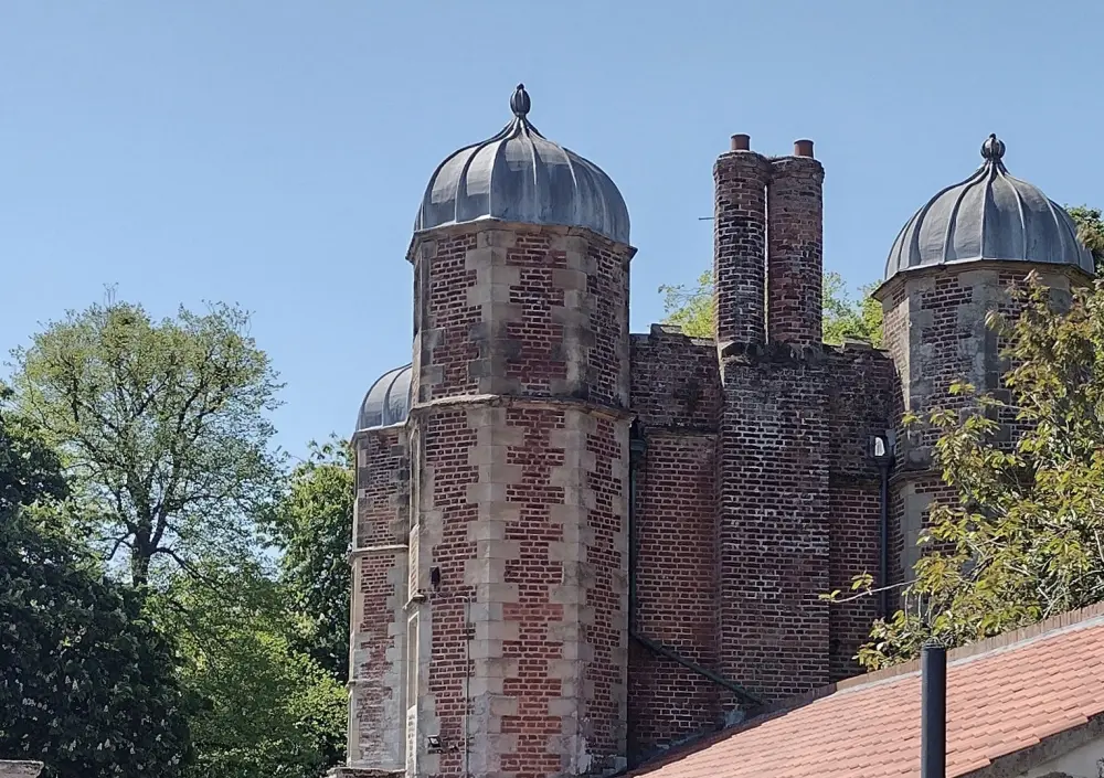 Photo de Gatehouse avec des murs et des ensembles de piles de porte adjacentes à l'avant de Burton Agnes Hall - Historic England
