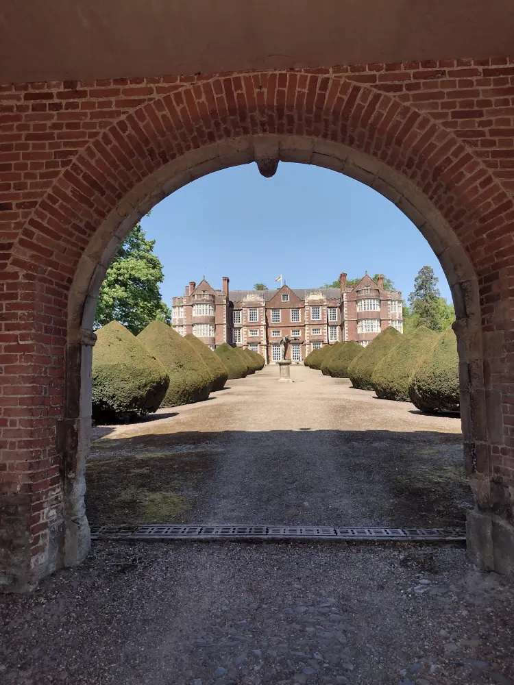 Photo de Gatehouse avec des murs et des ensembles de piles de porte adjacentes à l'avant de Burton Agnes Hall - Historic England