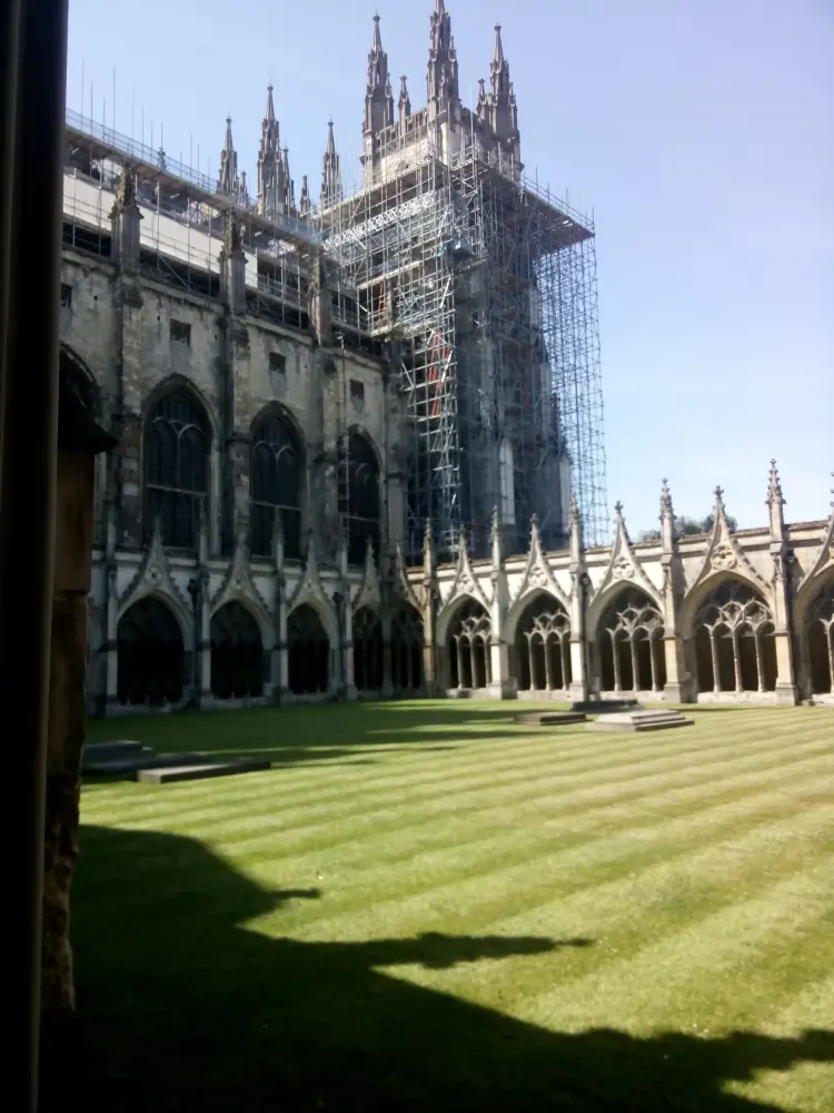 Foto de Claustro de la catedral de Christchurch - Historic England