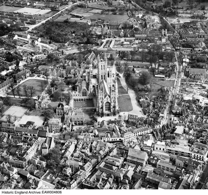 Foto de El palacio del arzobispo o el antiguo palacio - Historic England / Historic England Archive