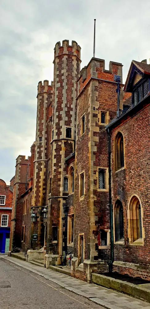 Photo de Le Queens 'College, les bâtiments entourant le tribunal avant, le tribunal cloître, le tribunal de la pompe et le tribunal de noix - Historic England