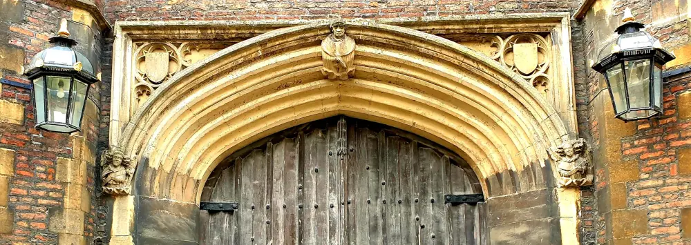 Photo de Le Queens 'College, les bâtiments entourant le tribunal avant, le tribunal cloître, le tribunal de la pompe et le tribunal de noix - Historic England