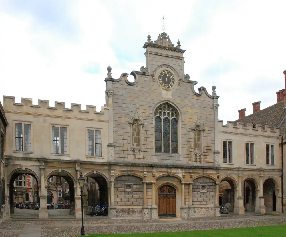 Photo de Peterhouse, les bâtiments entourant le premier tribunal, l'ancien tribunal et le tribunal de Gisborne - Historic England