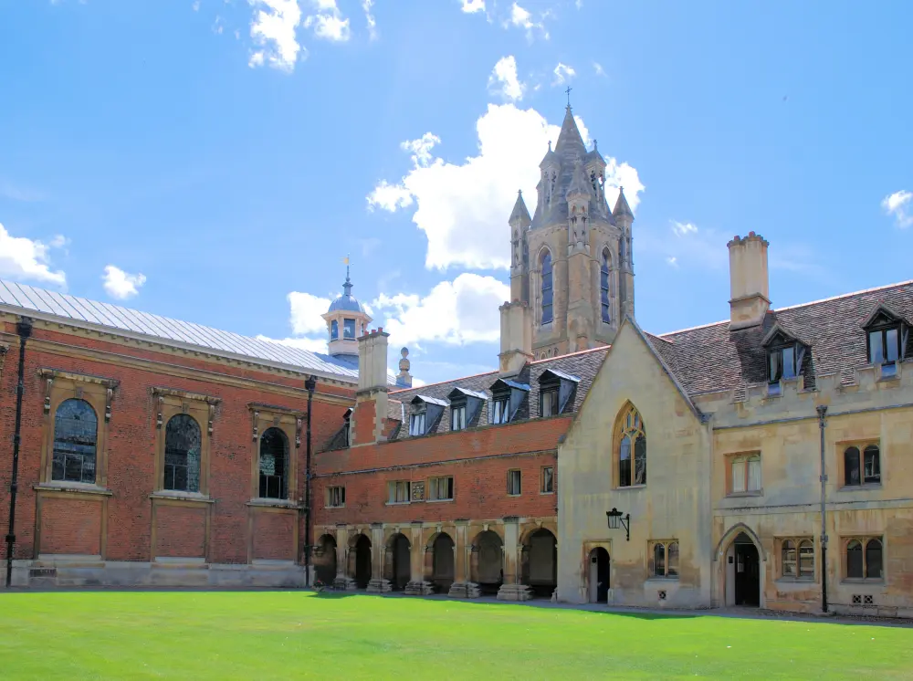 Foto de Pembroke College, los edificios que rodean a Old Court (excepto la capilla y el claustro) y Ivy Court - Historic England