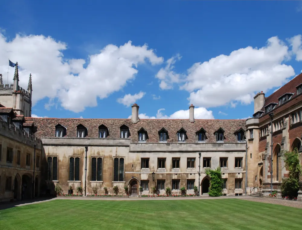 Foto de Pembroke College, los edificios que rodean a Old Court (excepto la capilla y el claustro) y Ivy Court - Historic England