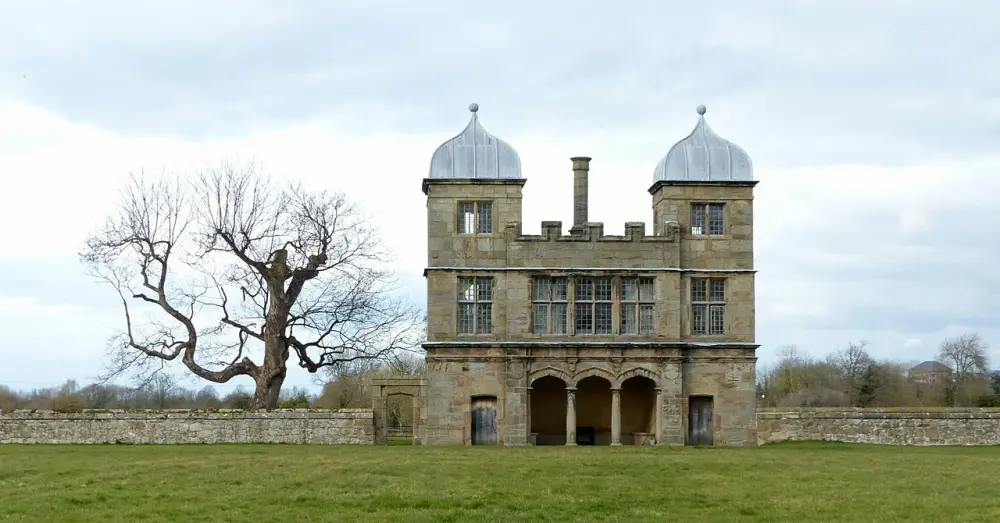 Foto de La tribuna, la camisa y la puerta a 200 metros al norte de Swarkestone Hall - Historic England / Alan Murray-Rust