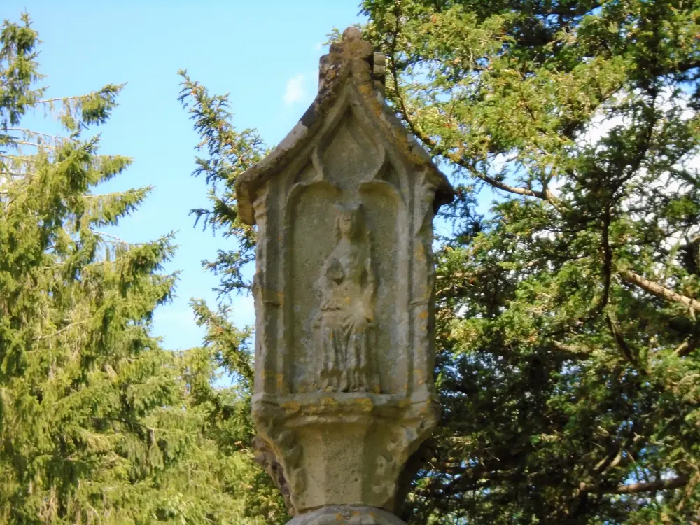 Foto de Cruz en el cementerio de la Iglesia de la Santa Rood - Historic England / Paul Adams