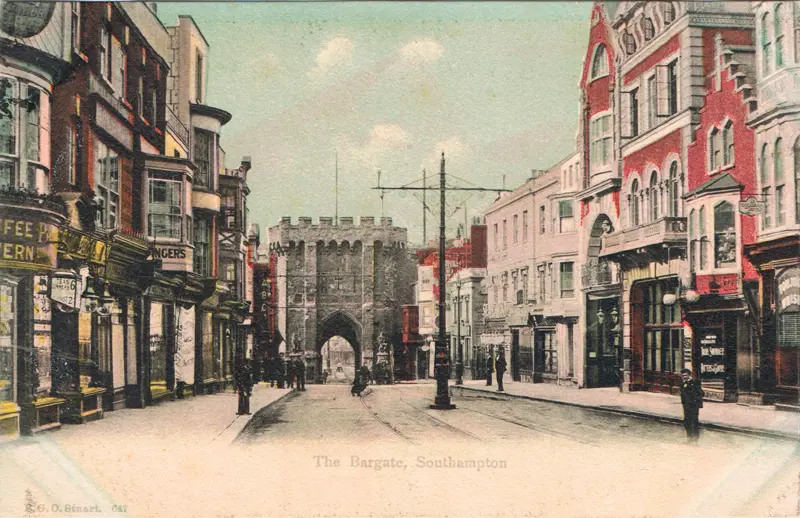 Foto de Bar Gate y Guildhall - Historic England / Simon Carr