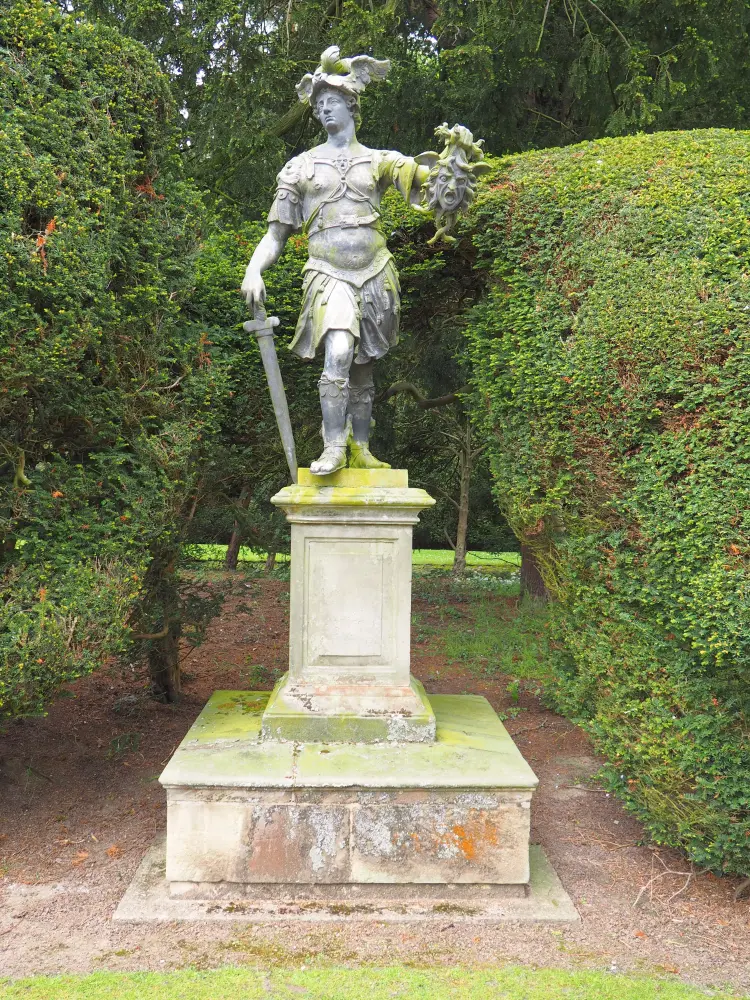 Foto de Pedestal con estatua de Perseo en Melbourne Hall Gardens - Historic England