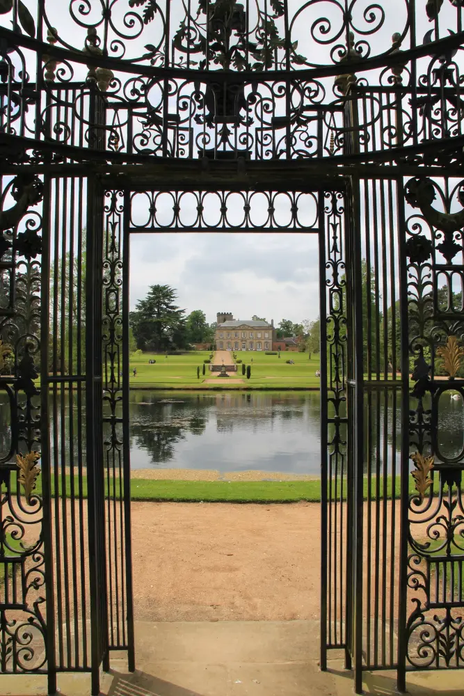 Foto de The Birdcage Arbor en Melbourne Hall Gardens - Historic England