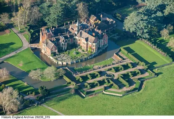 Foto de Madresfield Court, que incluye puente, retención de Wall y North Service Court - Historic England / Historic England Archive