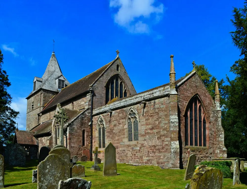 Foto de Iglesia de San Miguel y todos los ángeles - Historic England