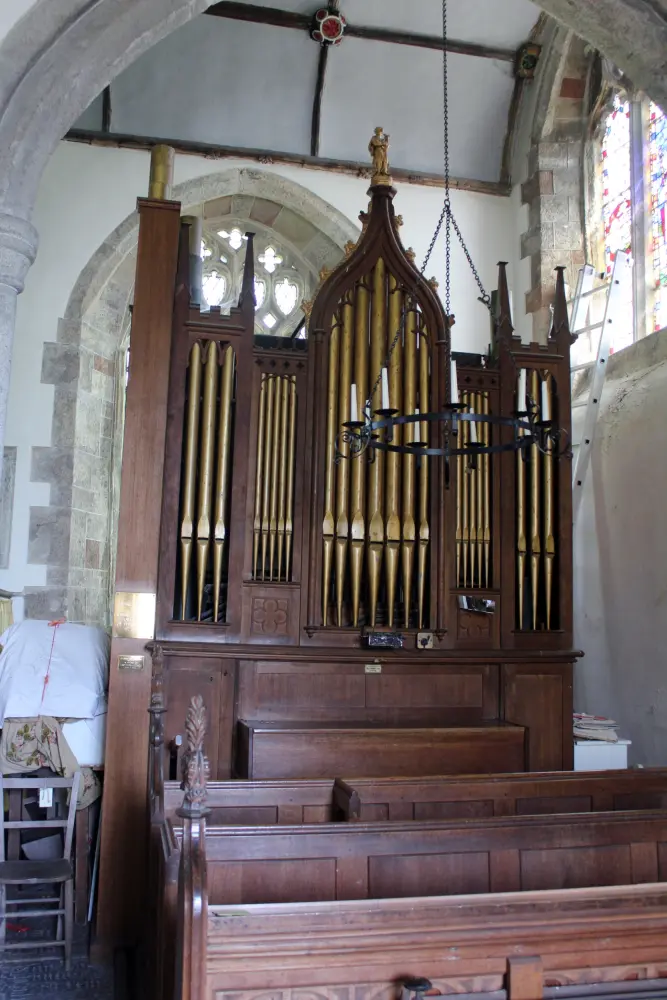 Photo de Église de la Sainte Trinité - Historic England