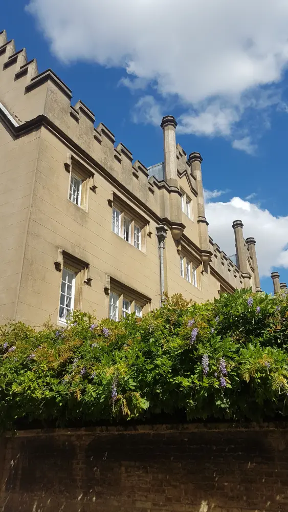 Foto di Sidney Sussex College, gli edifici che circondano il tribunale della sala e la cappella - Historic England