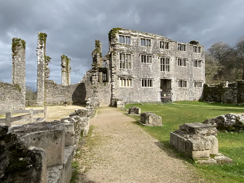 Foto di Berry Pomeroy Castle - Historic England