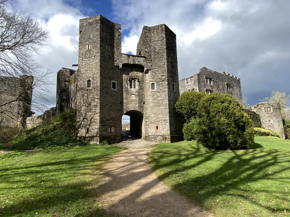 Foto di Berry Pomeroy Castle - Historic England