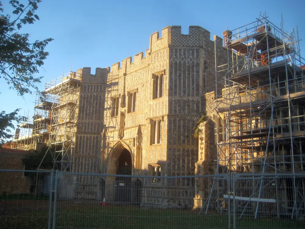 Photo de Priory de St Osyth, Gatehouse et East et Ouest Flanking Ranges - Historic England