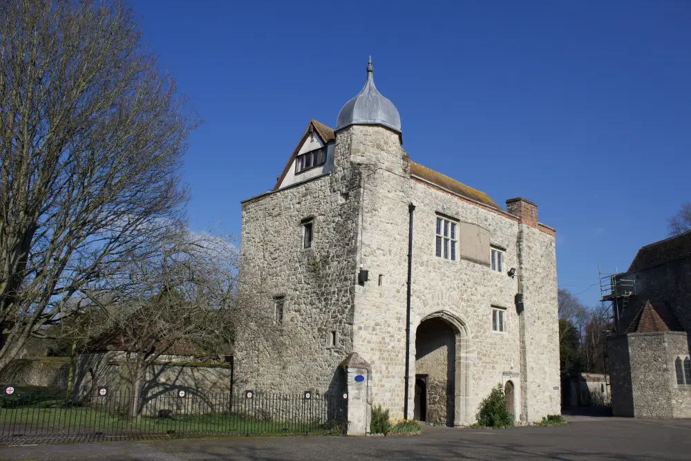 Photo de Gatehouse et murs au nord et à l'est des frères - Historic England / John Thorne