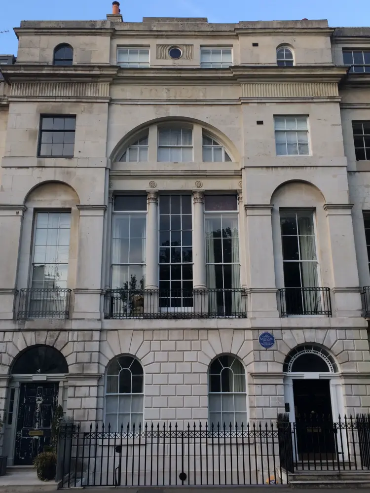 Photo de Nombres 1, 1A et 2-8 et les garde-corps et les porte-lampes attachés - Historic England