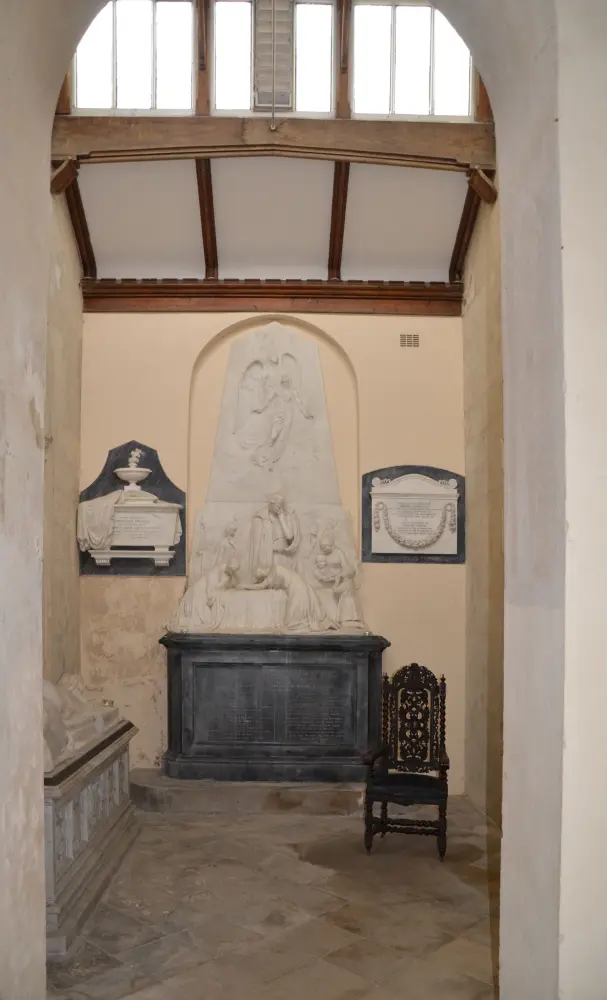 Photo de Le mausolée de gris adjacent à l'église de St John le baptiste - Historic England