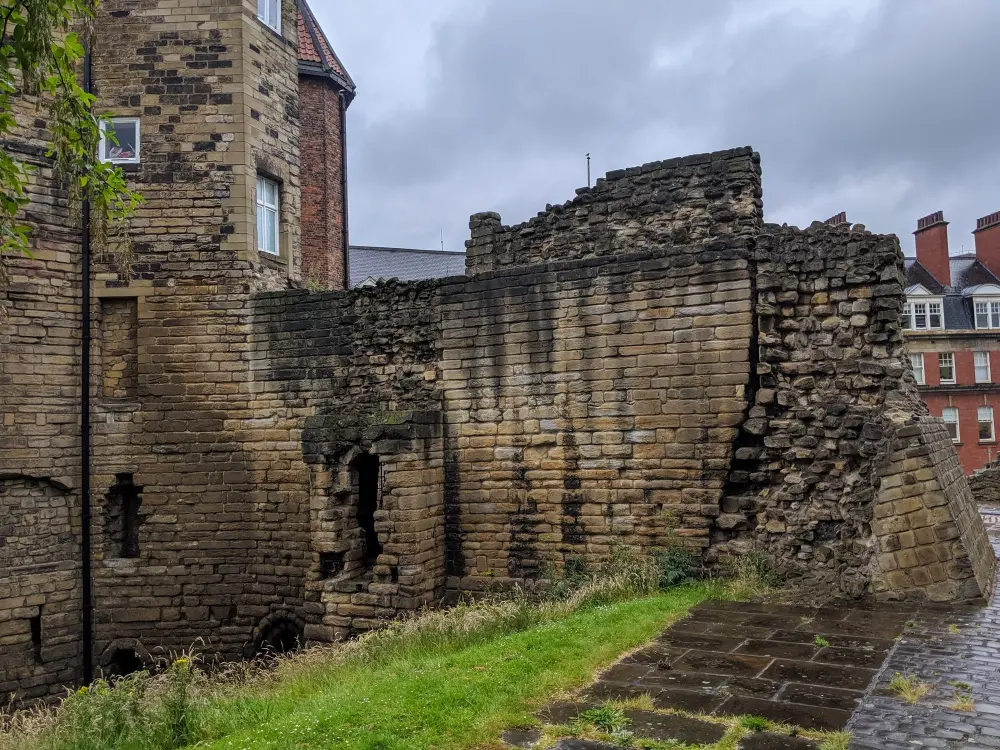 Photo de Les murs de Barbican entre la porte nord du château et la porte noire - Historic England