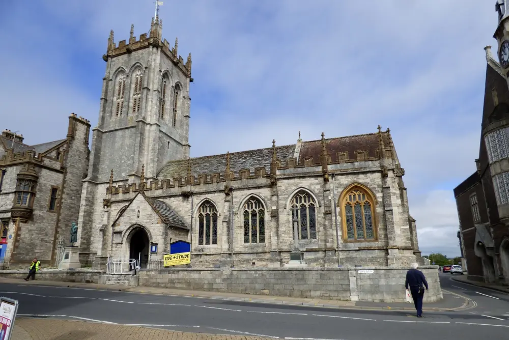 Photo de Église de St Peter. Rails sur les côtés est et sud du cimetière - Historic England